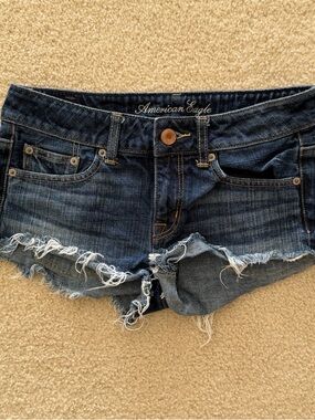 NWOT American Eagle Low-Rise Dark Wash Denim Cutoff Shorts Size 2